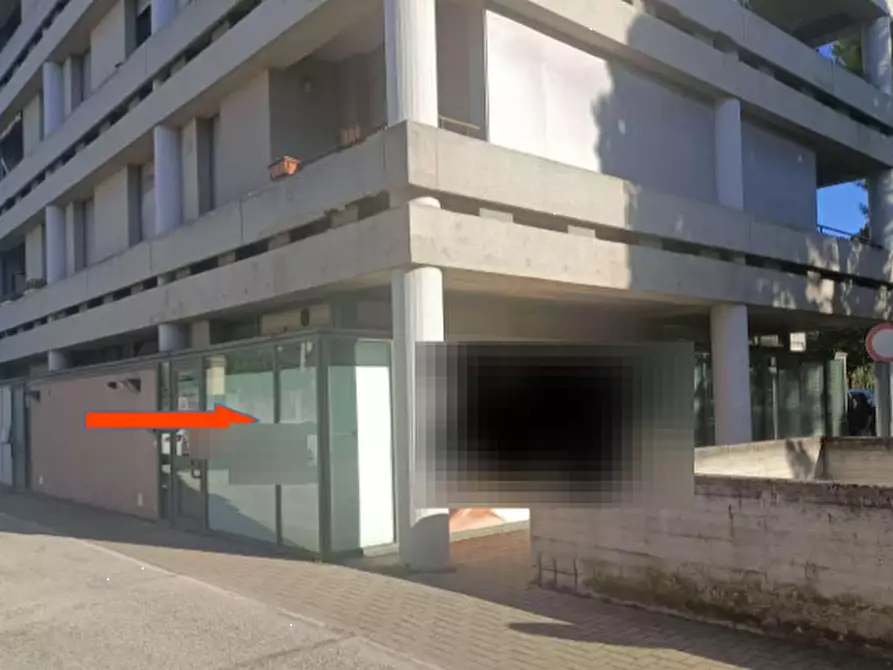 Immagine 1 di Negozio in vendita  in Via Canale Albani a Fano