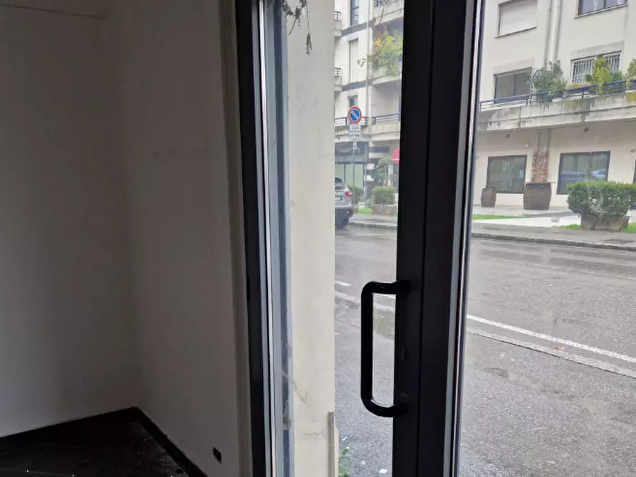 Immagine 3 di Negozio in vendita  in Via Don Bosco a Bergamo