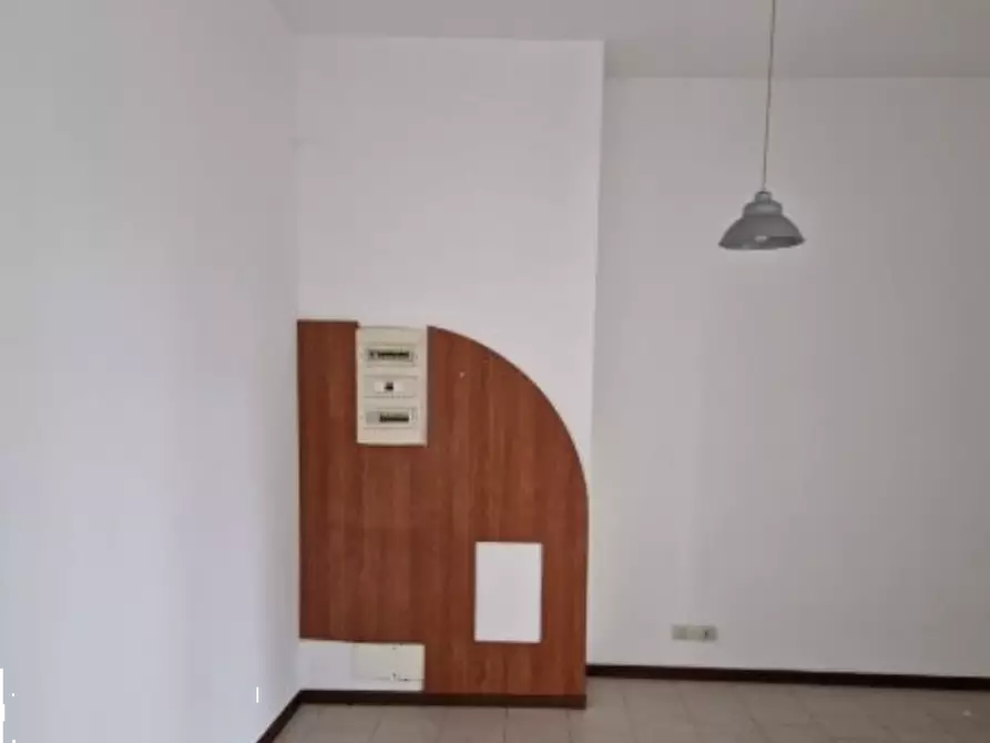 Immagine 2 di Negozio in vendita  in Via Pietro Rovelli a Bergamo