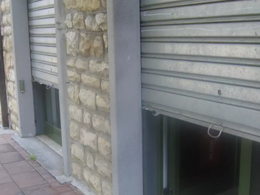 Immagine 1 di Negozio in vendita  in Via Pietro Rovelli a Bergamo