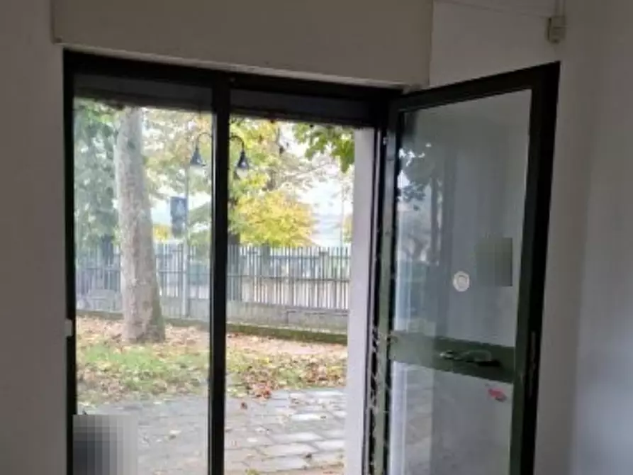 Immagine 7 di Negozio in vendita  in Via Pietro Rovelli a Bergamo