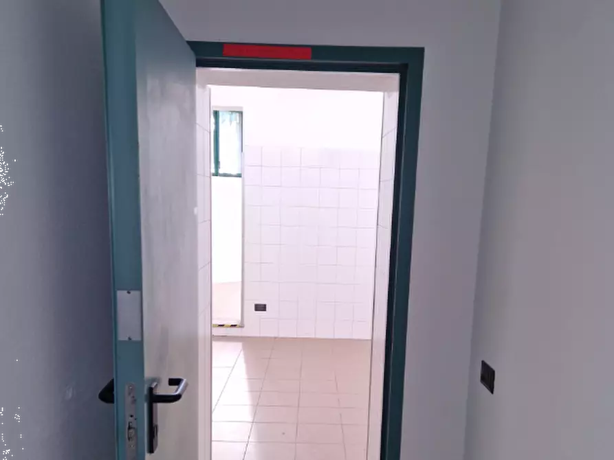 Immagine 7 di Negozio in vendita  in Via Giovanni Carnovali a Bergamo