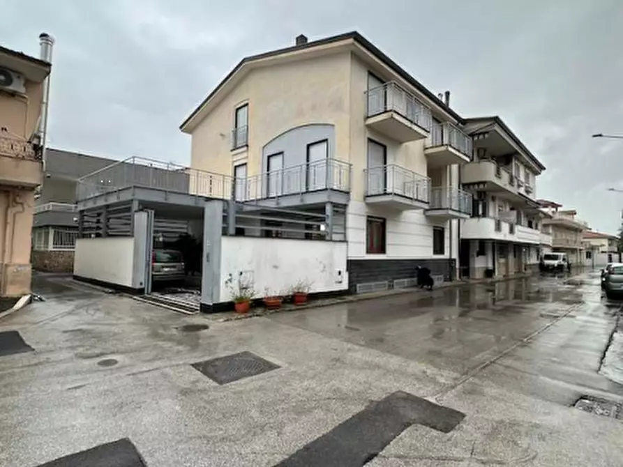 Immagine 1 di Stabile in vendita  in Via Roma a Casapesenna