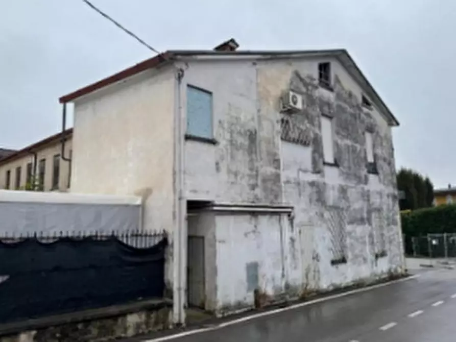 Immagine 1 di Magazzino in vendita  in Via Padre Girolamo Apolloni a Carrè