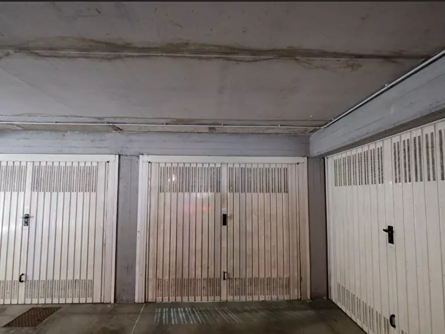 Immagine 2 di Garage in vendita  in Via Ernesto Baslini  a Treviglio