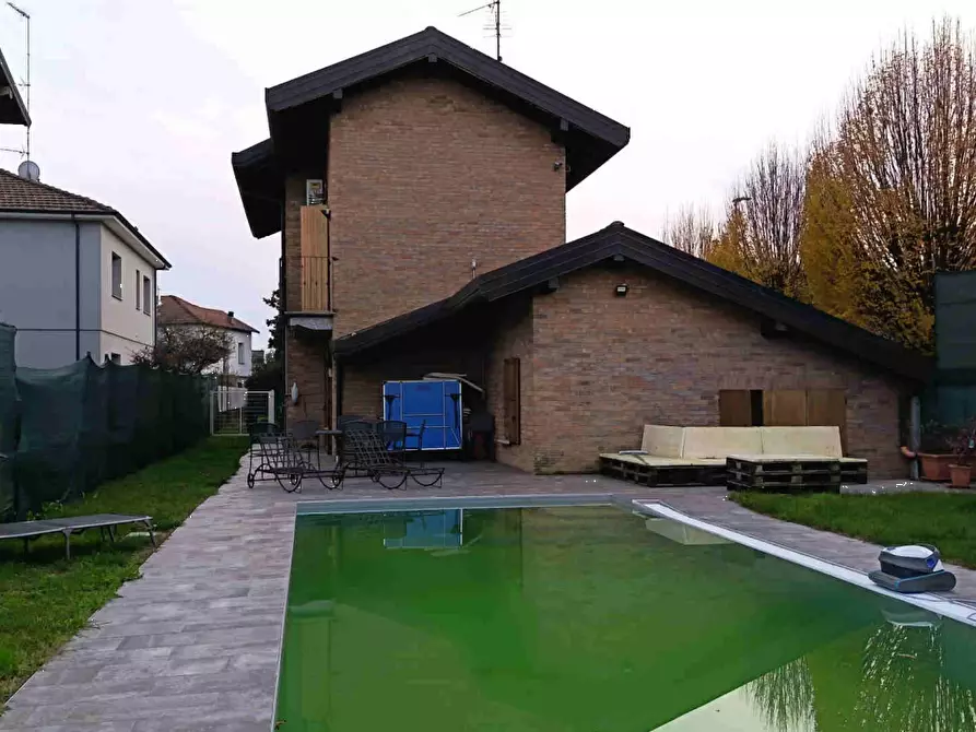 Immagine 1 di Villa in vendita  in Via Don Enrico Locatelli a Vergiate