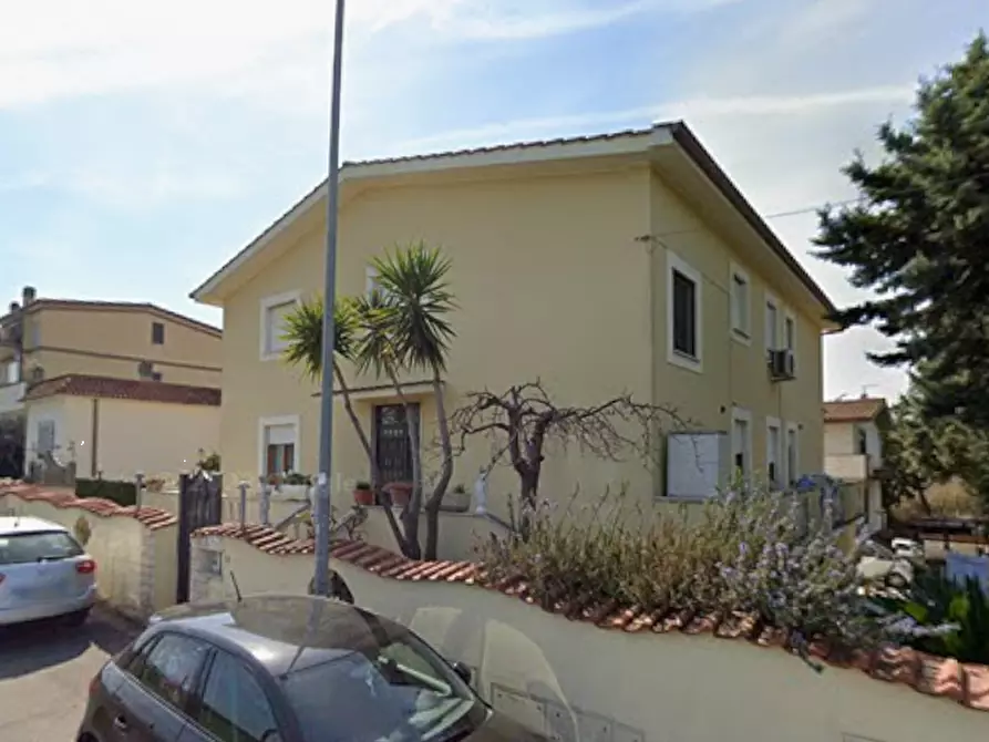 Immagine 7 di Garage in vendita  in Via Simeri Crichi  a Roma