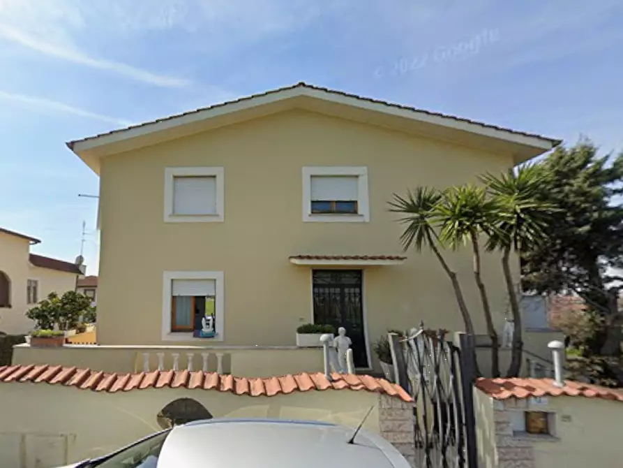 Immagine 8 di Garage in vendita  in Via Simeri Crichi  a Roma