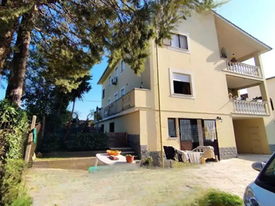 Immagine 1 di Garage in vendita  in Via Simeri Crichi  a Roma