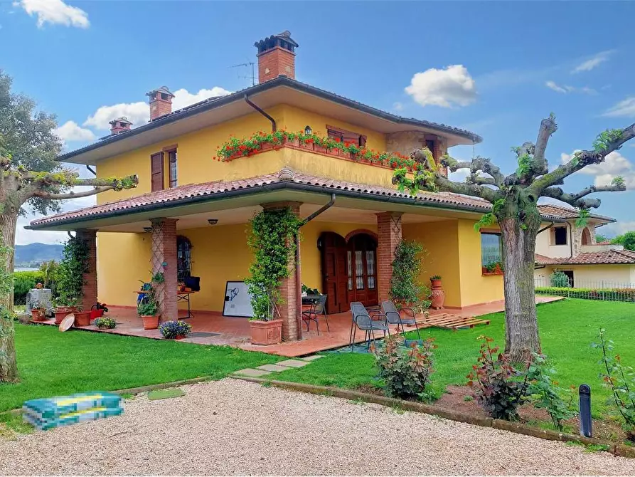 Immagine 1 di Villa in vendita  in Via Petrarca a Castiglione Del Lago