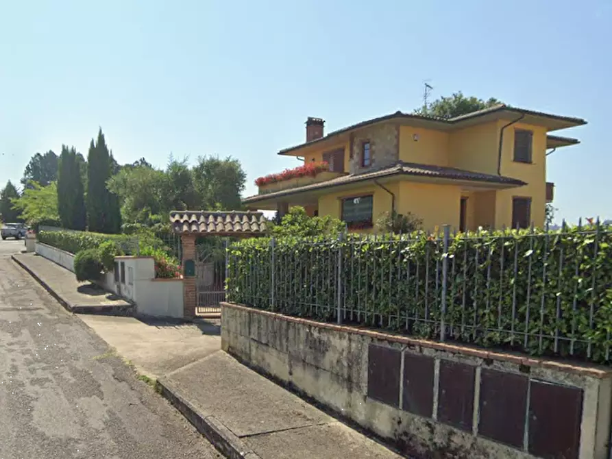 Immagine 2 di Villa in vendita  in Via Petrarca a Castiglione Del Lago