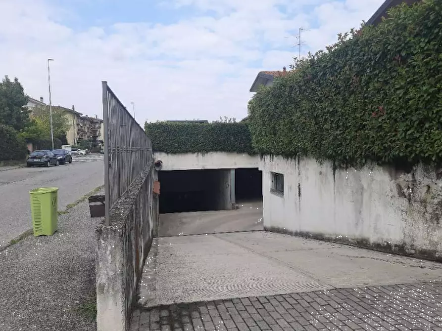 Immagine 1 di Garage in vendita  in Via Alessandro Volta a Cassano D'adda