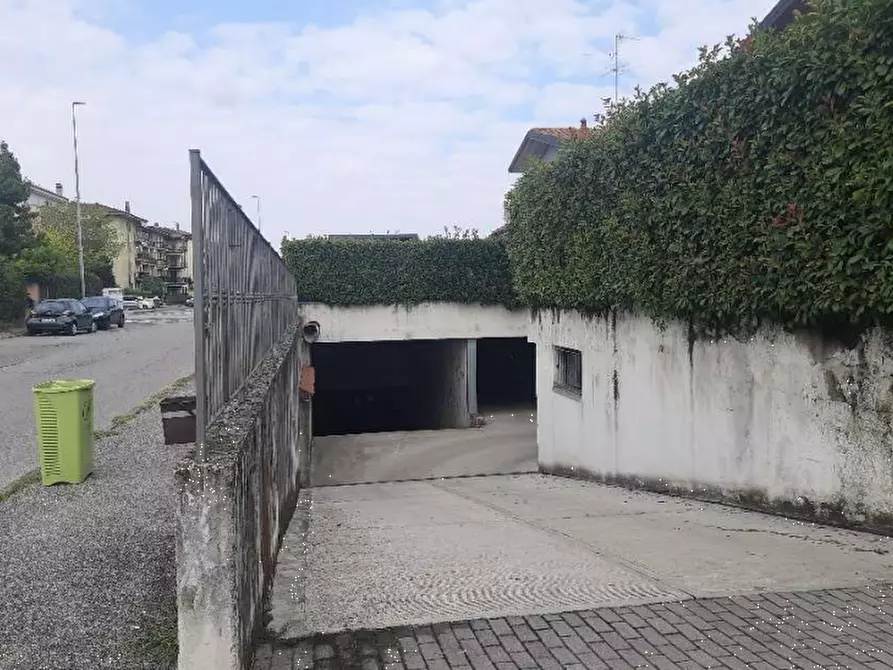 Immagine 1 di Garage in vendita  in Via Alessandro Volta  a Cassano D'adda