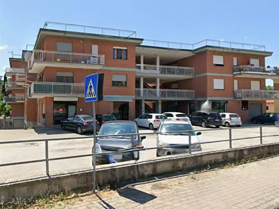 Immagine 3 di Negozio in vendita  in Via della Resistenza a Panicale