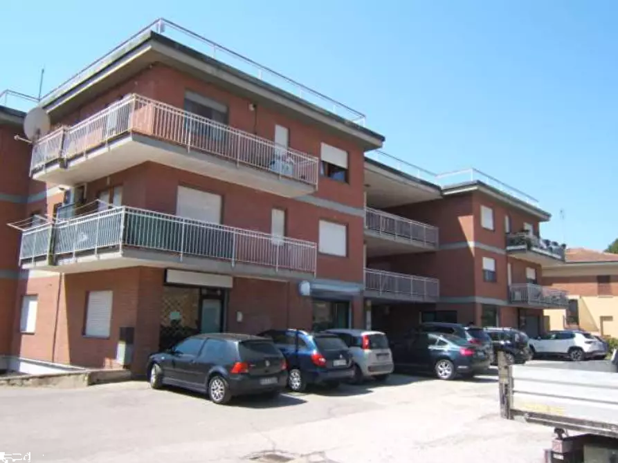 Immagine 4 di Negozio in vendita  in Via della Resistenza a Panicale