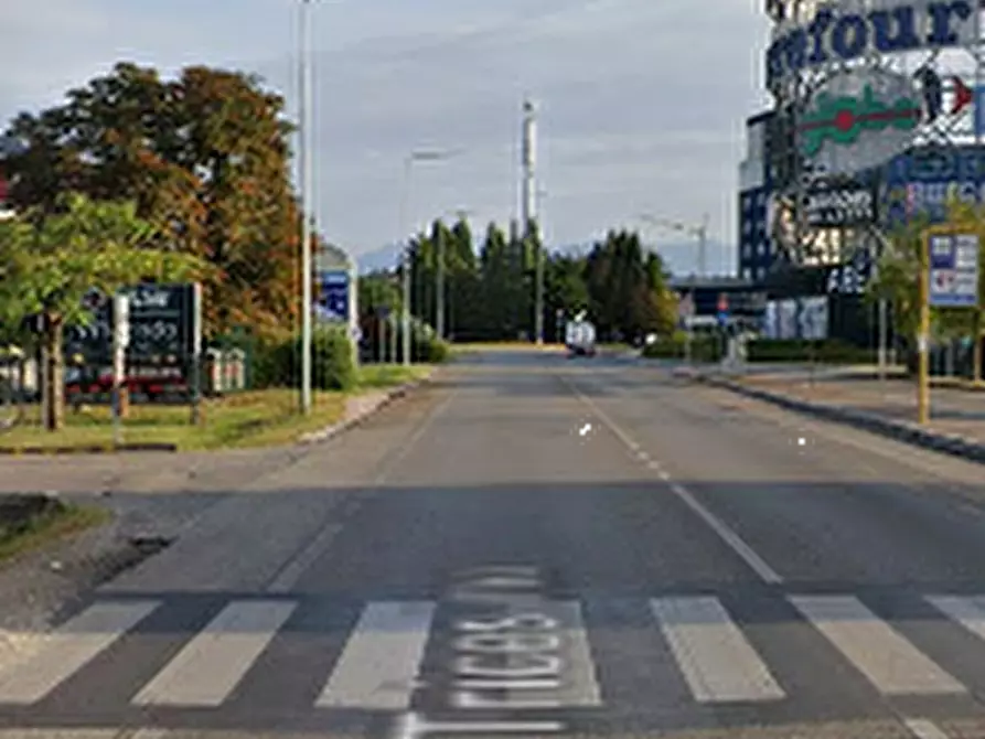 Immagine 7 di Negozio in vendita  in Viale Tricesimo a Udine