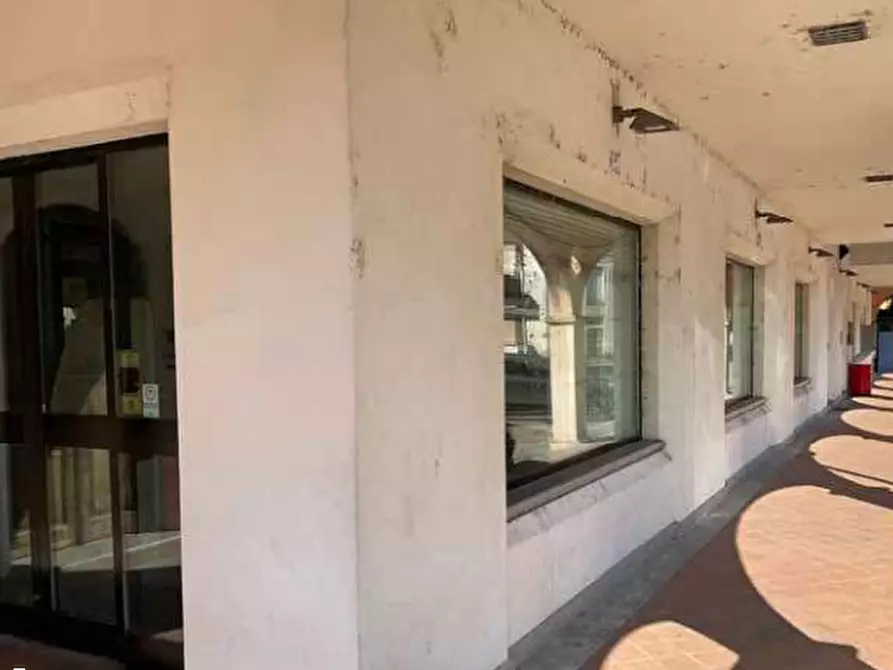 Immagine 7 di Negozio in vendita  in  Via XXV Aprile a Curtatone