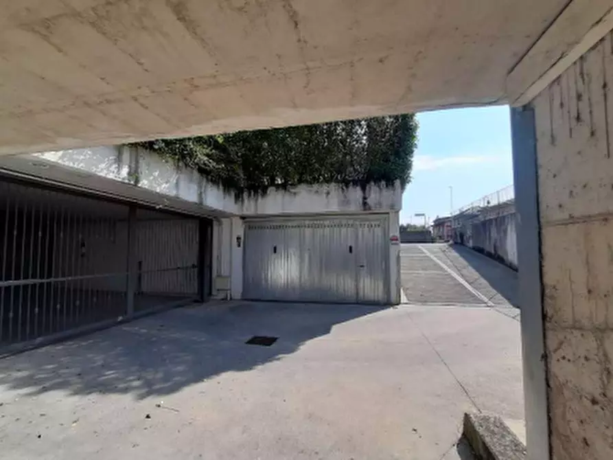 Immagine 1 di Garage in vendita  in Via Alessandro Volta a Cassano D'adda
