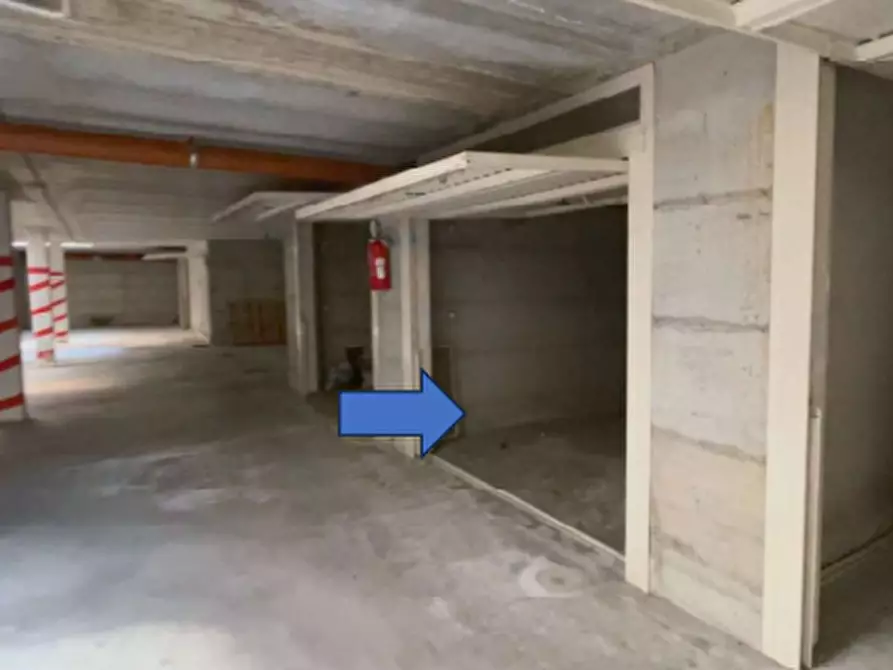 Immagine 1 di Garage in vendita  in Via Fossarmato a Pavia