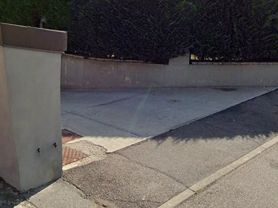 Immagine 4 di Garage in vendita  in Via Fossarmato a Pavia