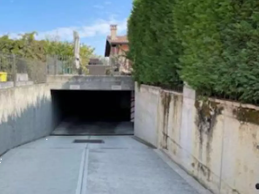 Immagine 1 di Garage in vendita  in Via Fossarmato a Pavia