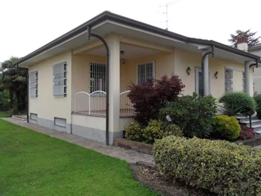 Immagine 1 di Villa in vendita  in via Casentino a Monza