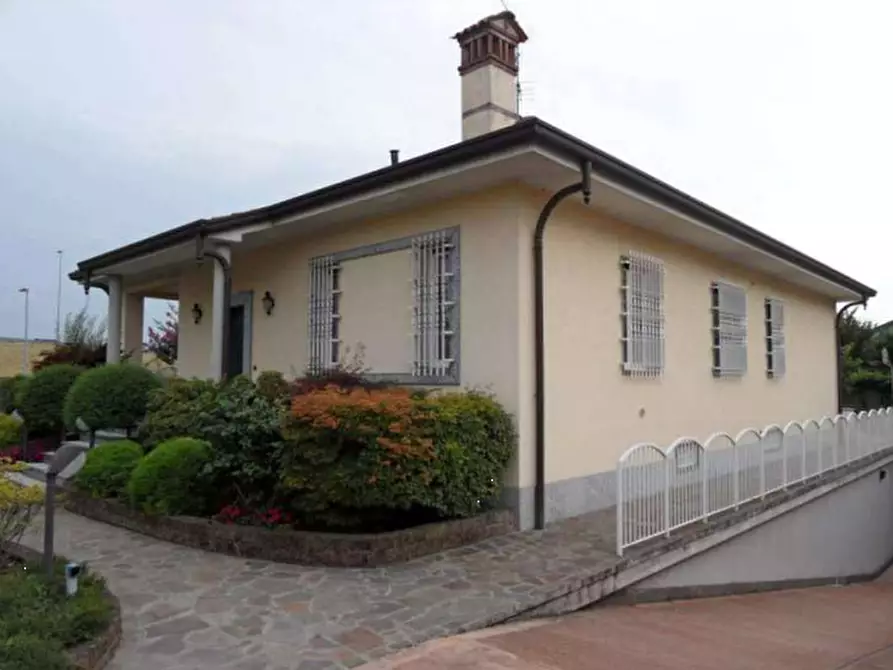 Immagine 4 di Villa in vendita  in via Casentino a Monza