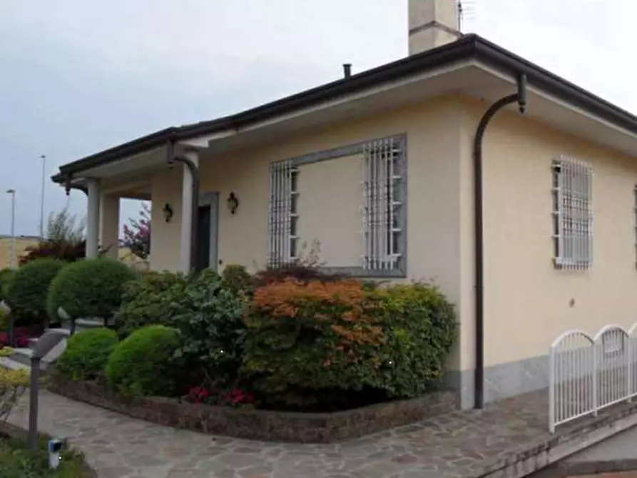 Immagine 5 di Villa in vendita  in via Casentino a Monza