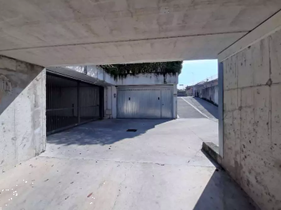Immagine 1 di Garage in vendita  in Via Alessandro Volta a Cassano D'adda