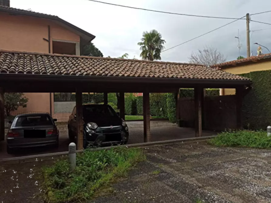 Immagine 1 di Posto auto in vendita  in Via Risorgimento a Longone Al Segrino