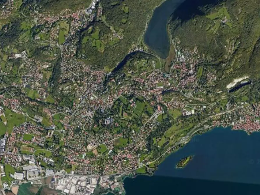 Immagine 4 di Posto auto in vendita  in Via Risorgimento a Longone Al Segrino