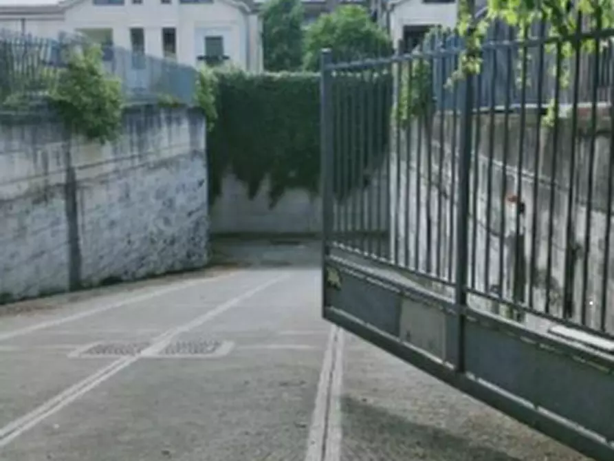 Immagine 2 di Garage in vendita  in Corso Leonardo da Vinci  a Gallarate