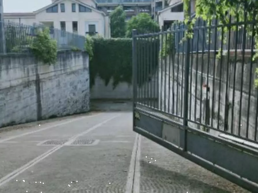 Immagine 2 di Garage in vendita  in Corso Leonardo da Vinci a Gallarate
