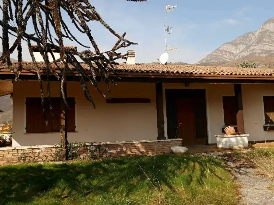 Immagine 1 di Villa in vendita  in Via Giuseppe Mazzini a Montereale Valcellina