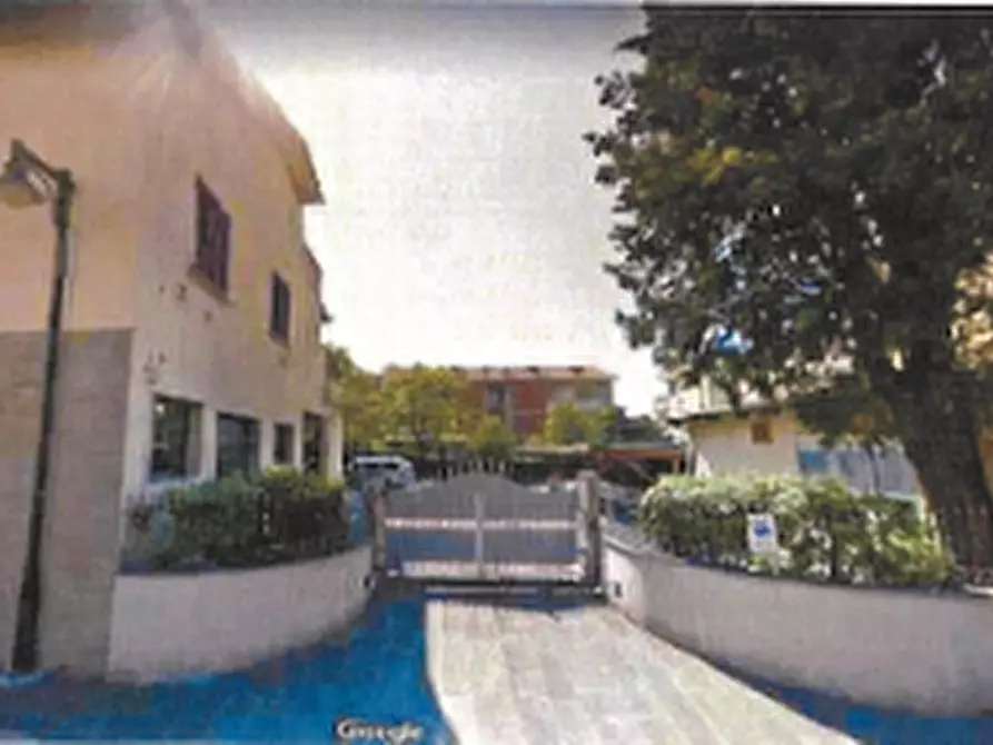 Immagine 7 di Appartamento in vendita  in via Montello a Campi Bisenzio
