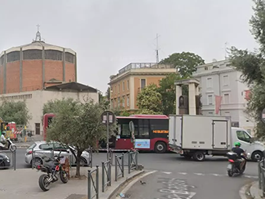 Immagine 9 di Stabile in vendita  in  Via Catania a Roma