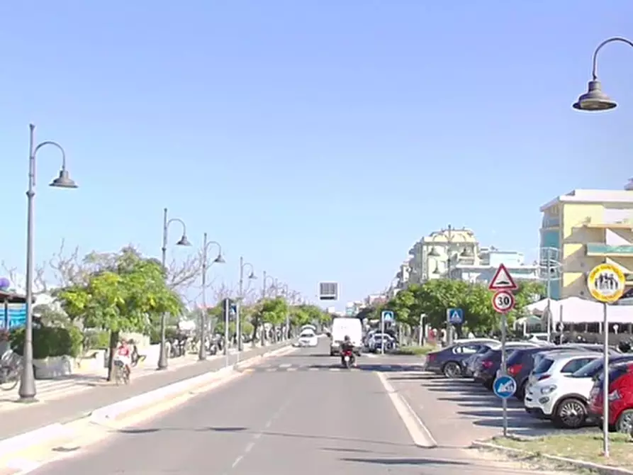 Immagine 7 di Stabile in vendita  in Viale G. Carducci a Cesenatico