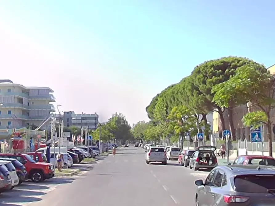 Immagine 8 di Stabile in vendita  in Viale G. Carducci a Cesenatico