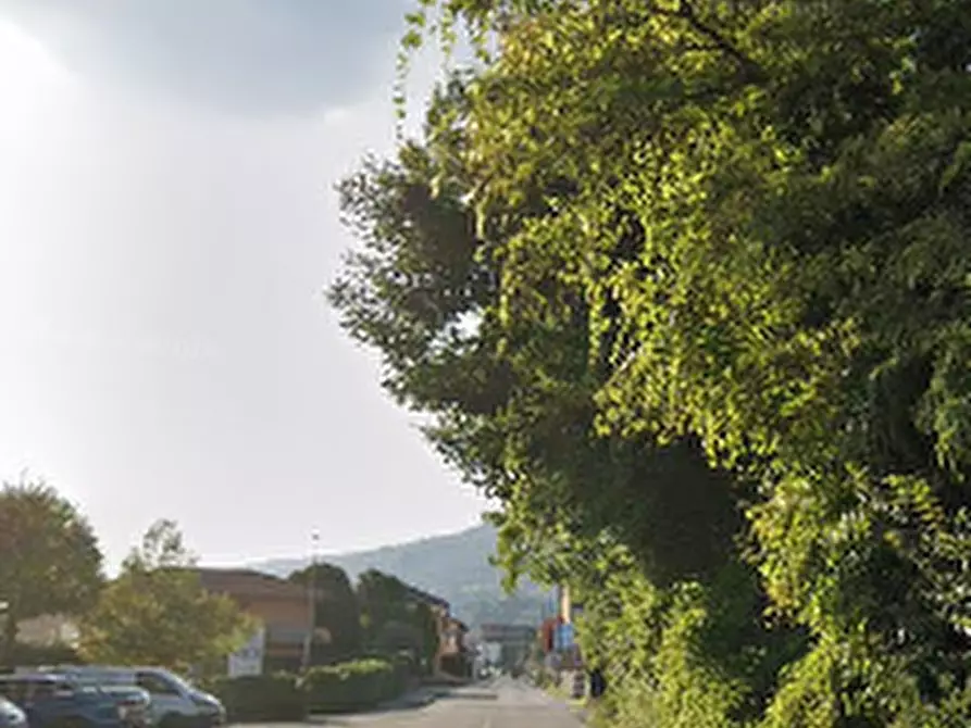 Immagine 5 di Magazzino in vendita  in Via Lecco a Erba