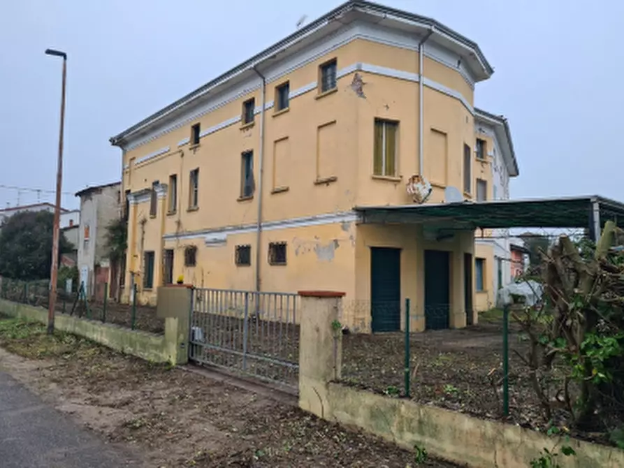 Immagine 1 di Laboratorio in vendita  in Via Matilde di Canossa  a Quistello