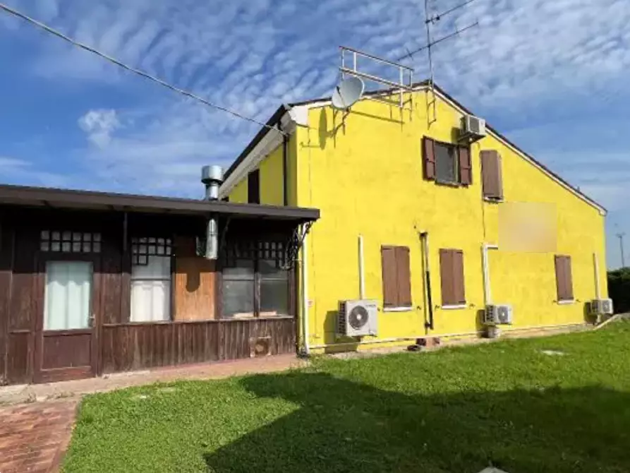 Immagine 1 di Porzione di casa in vendita  in Strada Ostigliese a Mantova