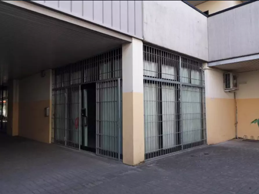 Immagine 1 di Negozio in vendita  in Via J.F. Kennedy a Reggio Nell'emilia