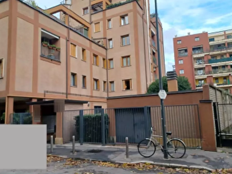 Immagine 1 di Garage in vendita  in Via Asiago  a Milano