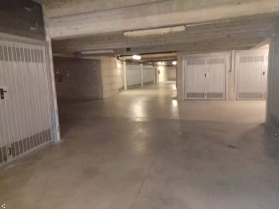 Immagine 6 di Garage in vendita  in Via Asiago  a Milano
