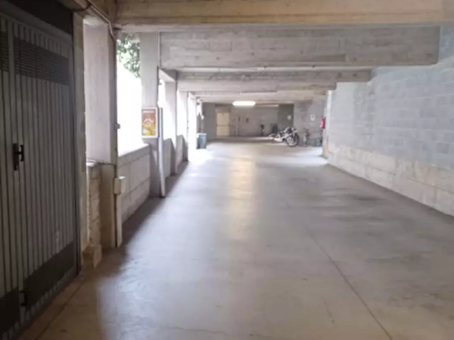 Immagine 7 di Garage in vendita  in Via Asiago  a Milano