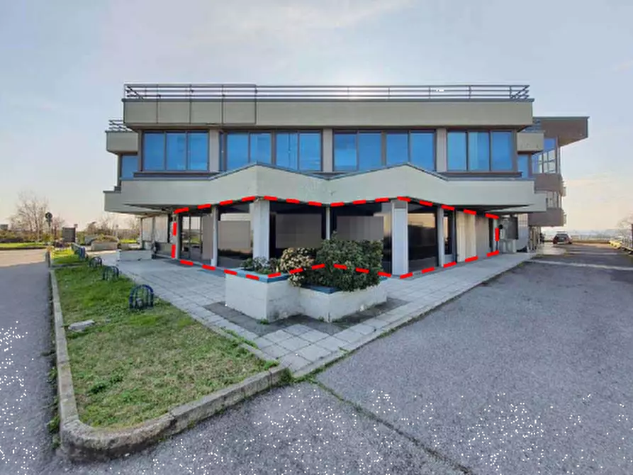 Immagine 1 di Negozio in vendita  in Via Dalmine  a Curno