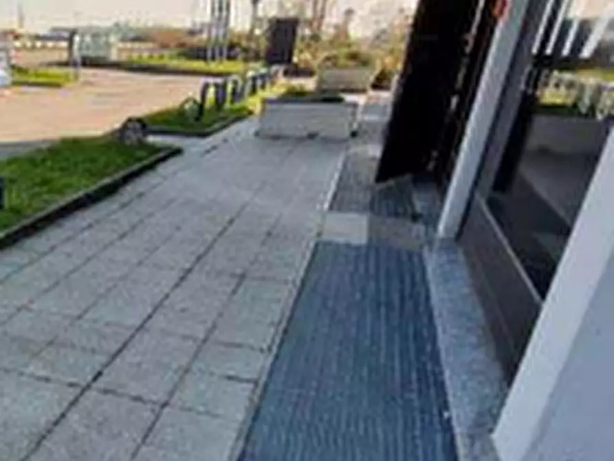Immagine 7 di Negozio in vendita  in Via Dalmine  a Curno