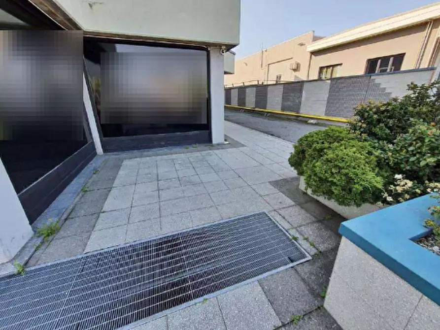 Immagine 8 di Negozio in vendita  in Via Dalmine  a Curno