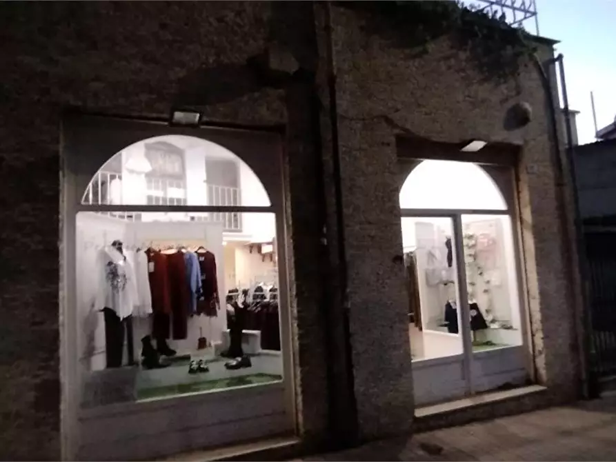 Immagine 1 di Negozio in vendita  in Via Enrico Pessina a Cagliari