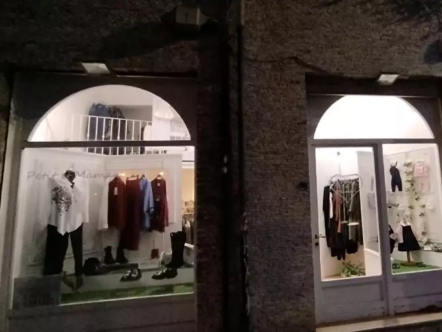 Immagine 2 di Negozio in vendita  in Via Enrico Pessina a Cagliari